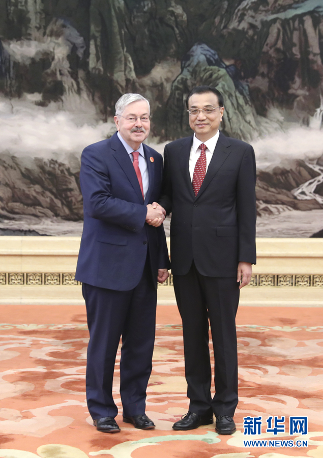 9月30日，在中华人民共和国成立68周年前夕，国务院总理李克强在北京人民大会堂会见过去一年中到任的40位外国驻华使节。这是李克强与美国驻华大使布兰斯塔德握手。新华社记者马占成摄