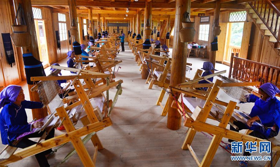 "织女"村支书粟田梅:大山深处机杼声 声声悦耳