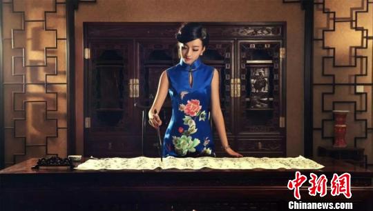 “旗袍先生”崔万志:努力将旗袍推向全世界