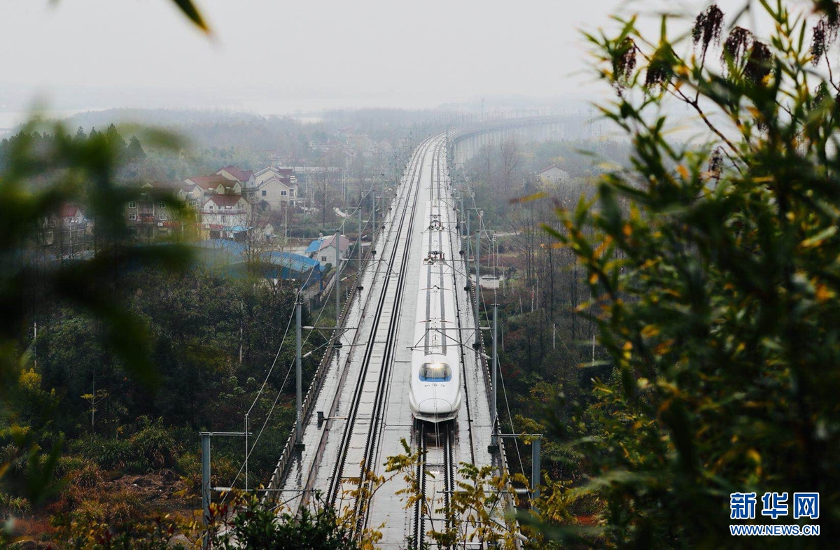 发现最美铁路,感受诗意宁安.图为列车在宁安线上飞驰.