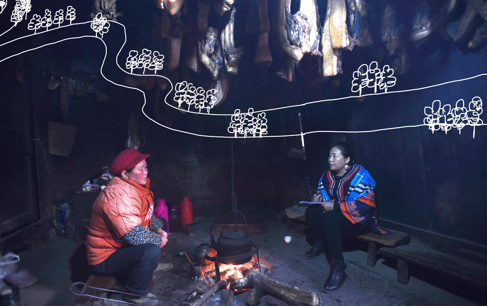 骆云莲(右)在古路村六组一户村民家调研.