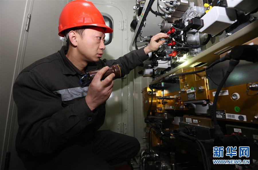 #（社会）（1）湖北襄阳：检修机车备战春运