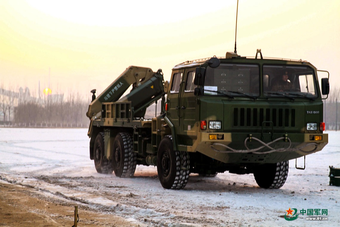 装填车风驰电掣驶过训练场.