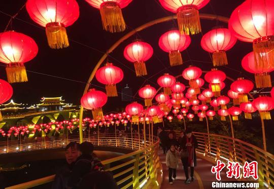 "飘带"人行天桥成为九龙江上的别样风景. 张金川 摄