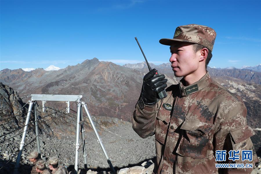 西藏军区某边防团詹娘舍哨所排长李玉成在指挥索道运行(2月5日摄).