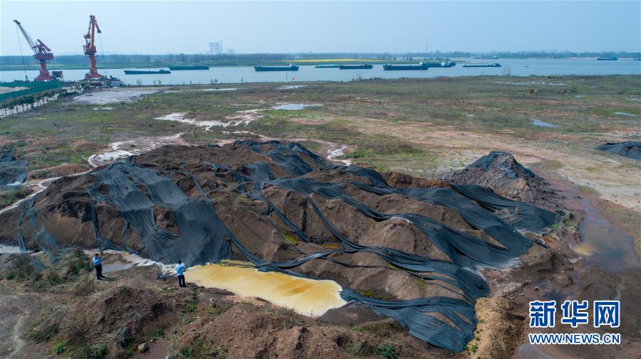 （图文互动）（1）强碱固废堆长江边　有毒气体半夜排放&mdash;&mdash;安徽一省级&ldquo;循环化改造示范试点&rdquo;多起严重污染调查