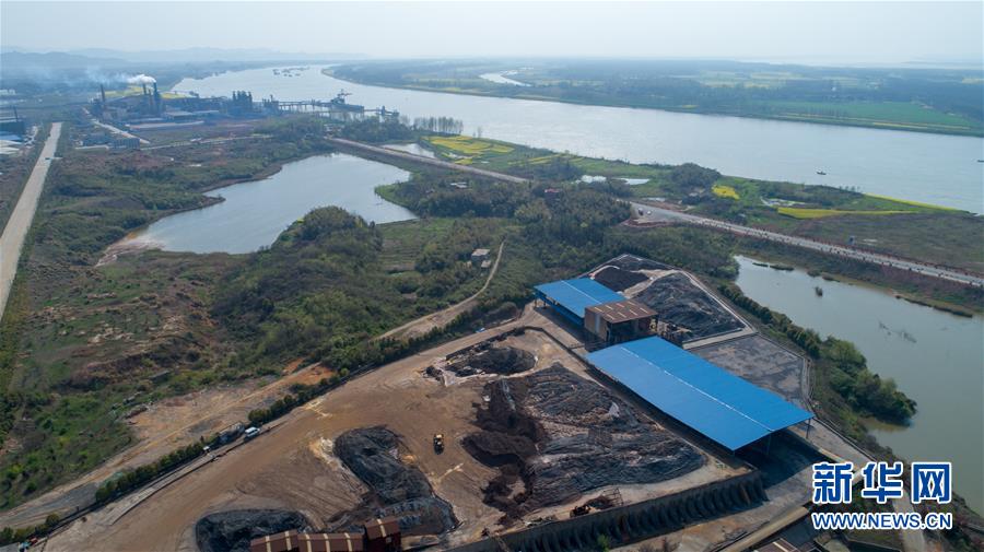 （图文互动）（2）强碱固废堆长江边　有毒气体半夜排放&mdash;&mdash;安徽一省级&ldquo;循环化改造示范试点&rdquo;多起严重污染调查