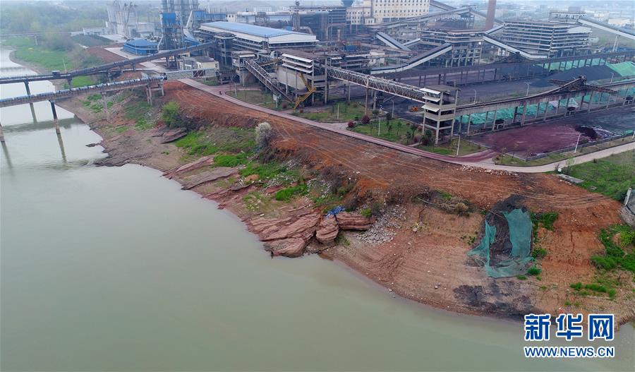 （图文互动）（3）强碱固废堆长江边　有毒气体半夜排放&mdash;&mdash;安徽一省级&ldquo;循环化改造示范试点&rdquo;多起严重污染调查