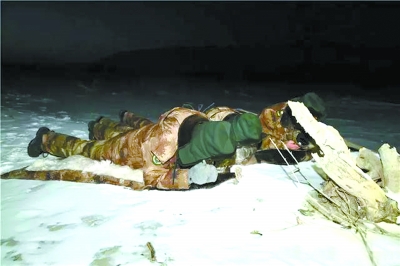 边防战士雪中睡觉图片图片
