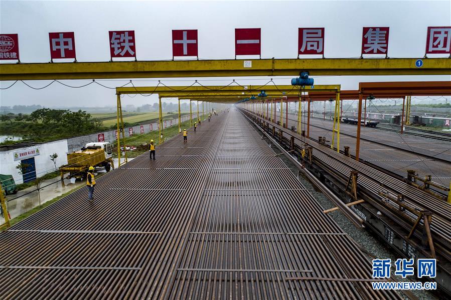 中铁十一局:精心准备汉十高铁铺轨-新华网