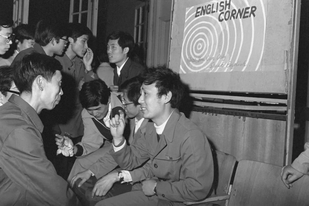 1982年,一名天津考生在等汽车的时候抽空读书.