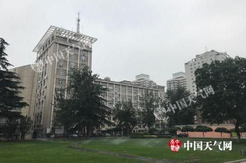 今晨，北京天空阴沉，体感凉爽。