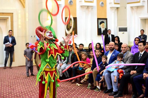 首都喀布尔的总统府,中国演员扮演的"小丑"表演杂技并与观众互动