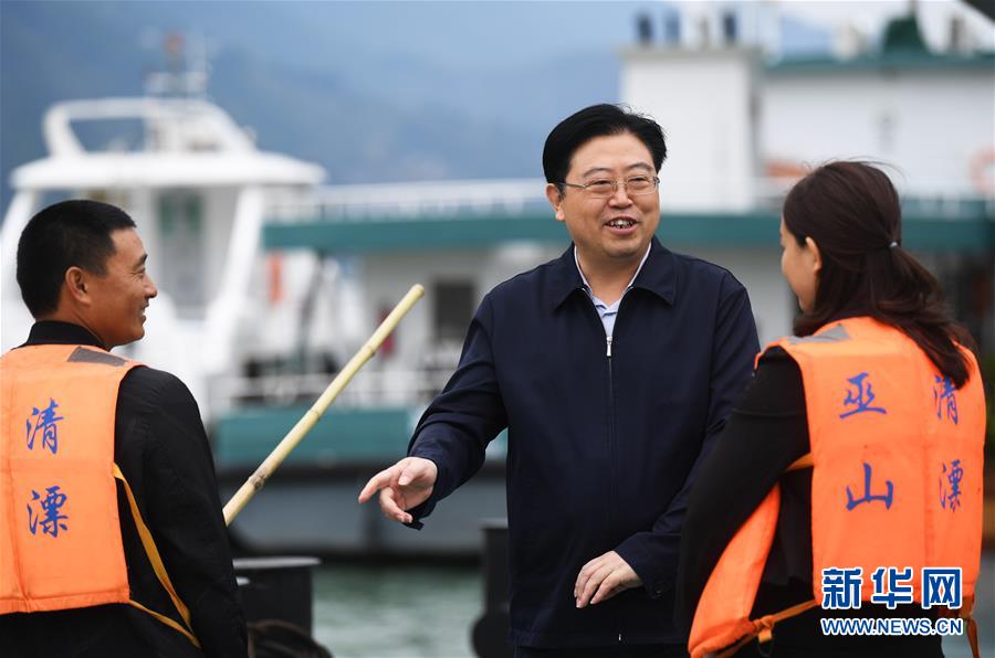 直面难题勇担当——记重庆市巫山县委书记李春奎-新华网