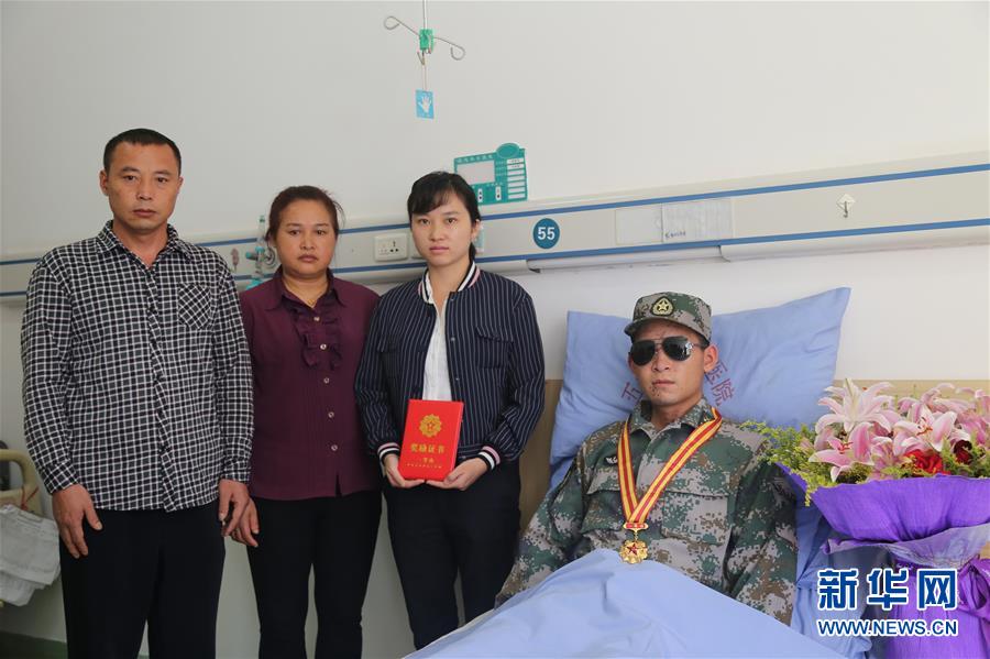 (图文互动)(1)雷场上,一名“90后”士兵绽放的青春之花——记南部战区陆军云南扫雷大队中士杜富国