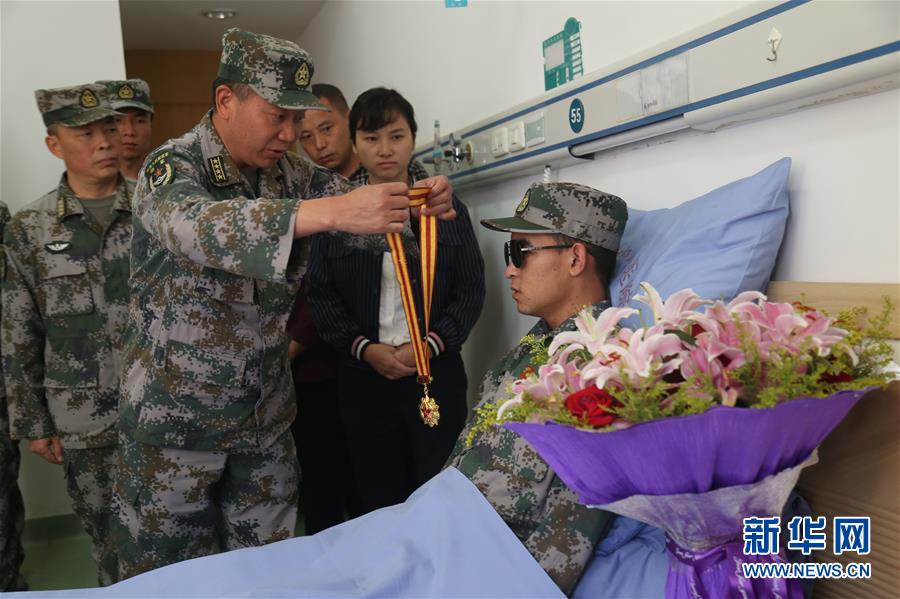 (图文互动)(2)雷场上,一名“90后”士兵绽放的青春之花——记南部战区陆军云南扫雷大队中士杜富国