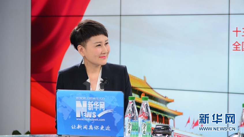 图为全国政协委员,中国国家话剧院演员张凯丽做客新华网2018全国两会