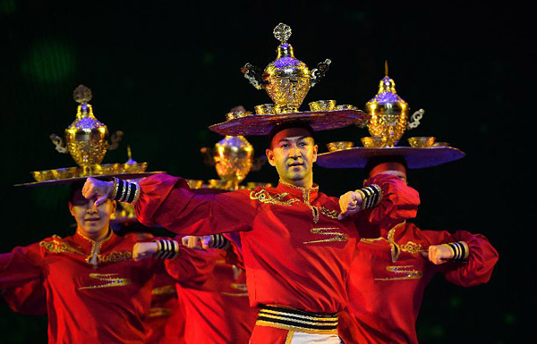 演员在表演舞蹈《盛装萨玛瓦尔》