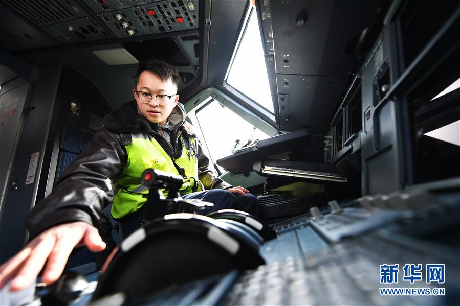 2月22日,机务人员陈赫在飞机驾驶室内检查.