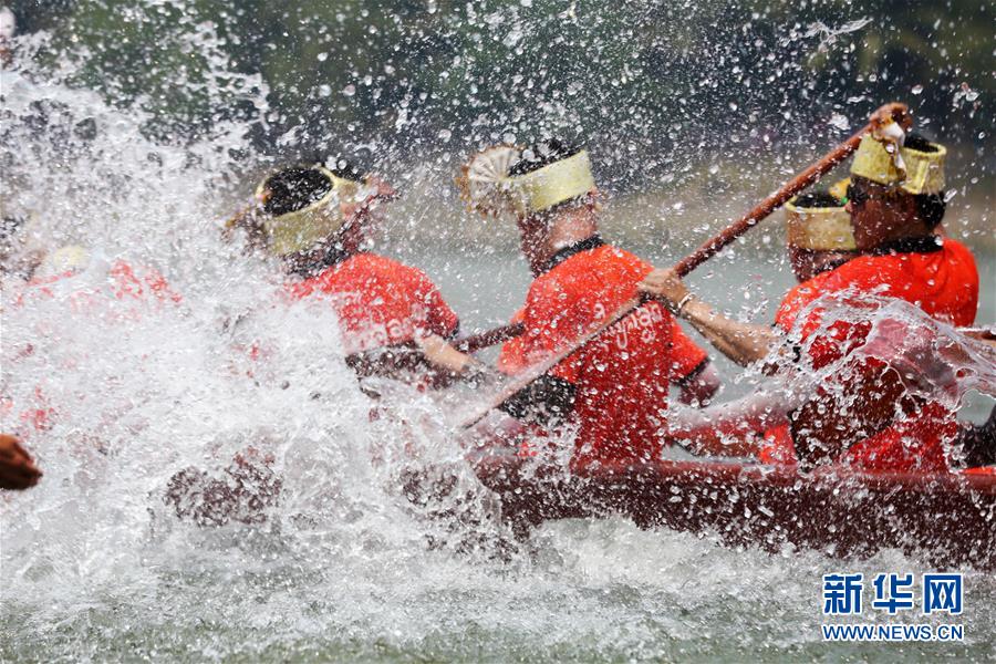 西双版纳龙舟大赛欢度泼水节
