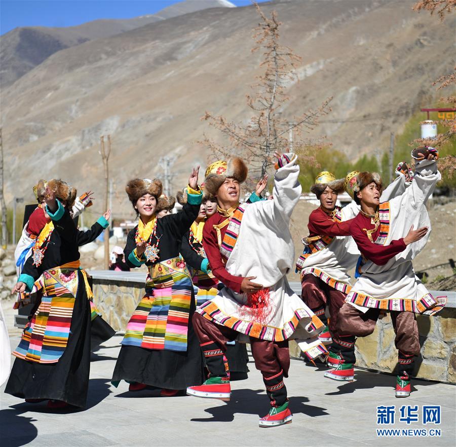 尼木县民间艺术团演员在排练节目(4月19日摄).