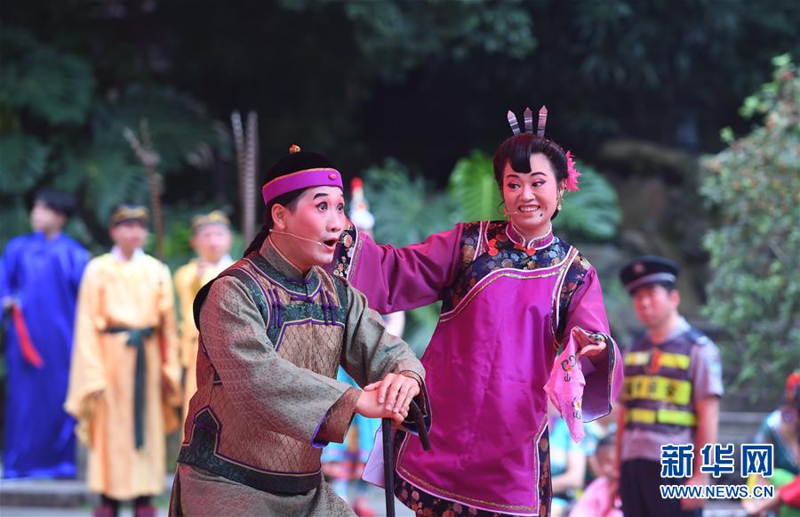 6月8日,福州闽剧艺术传承发展中心演员在福州三坊七巷表演闽剧《贻顺