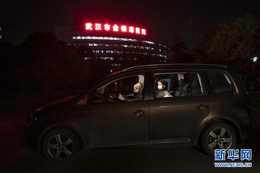 （一线抗疫群英谱&middot;图文互动）（1）特写：为节省10分钟，这对医护夫妻&ldquo;以车为家&rdquo;