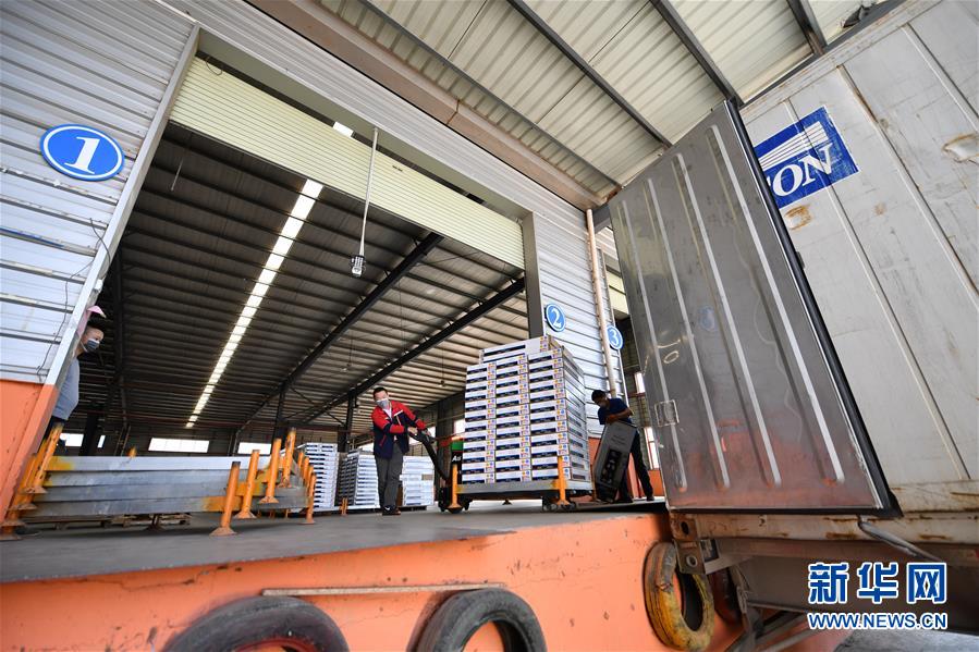 "公司董事长林庆星说,这段时间,公司一方面实行封闭式管理,另一方面