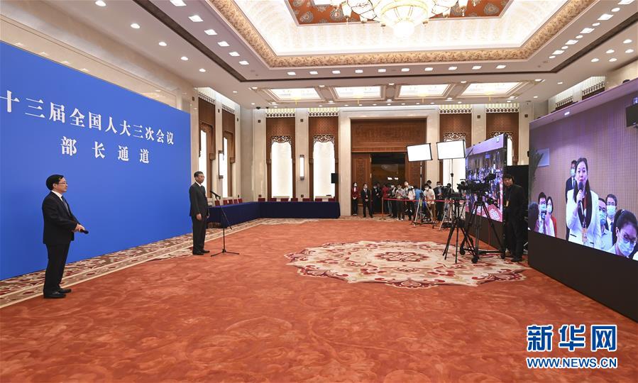 (两会·人大开幕)(4)采访部长