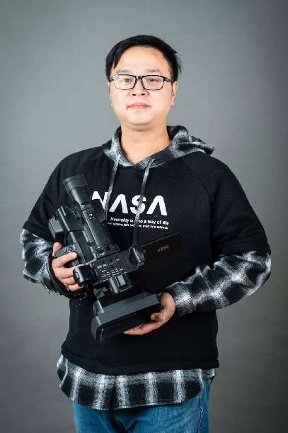 长江日报胡胜:暗夜微光——4个月,记录一座城的坚韧》-新华网