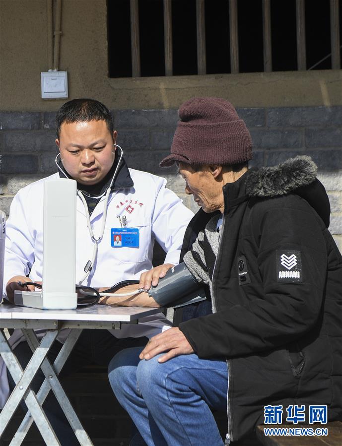 （习近平的小康故事&middot;新华网&middot;图文互动）（5）&ldquo;真正解决好基层群众看病难、看病贵问题&rdquo;&mdash;&mdash;习近平和群众健康的故事