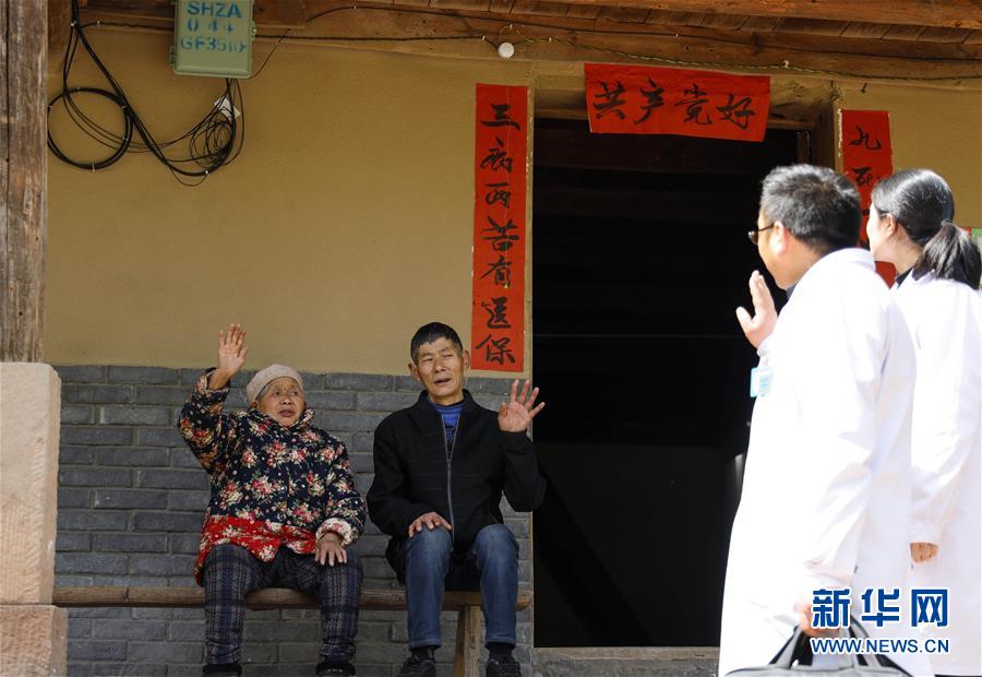 （习近平的小康故事&middot;新华网&middot;图文互动）（6）&ldquo;真正解决好基层群众看病难、看病贵问题&rdquo;&mdash;&mdash;习近平和群众健康的故事