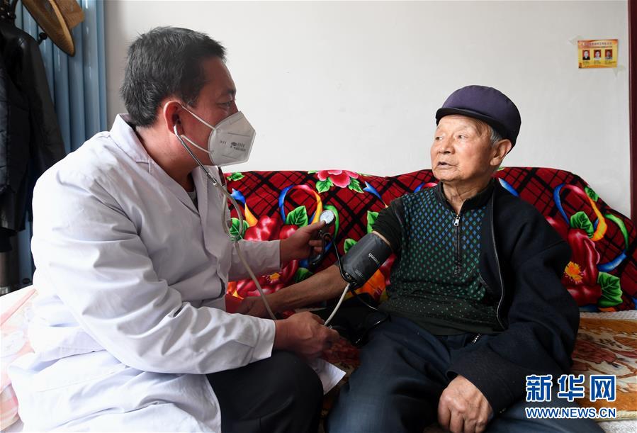 （习近平的小康故事&middot;新华网&middot;图文互动）（2）&ldquo;真正解决好基层群众看病难、看病贵问题&rdquo;&mdash;&mdash;习近平和群众健康的故事