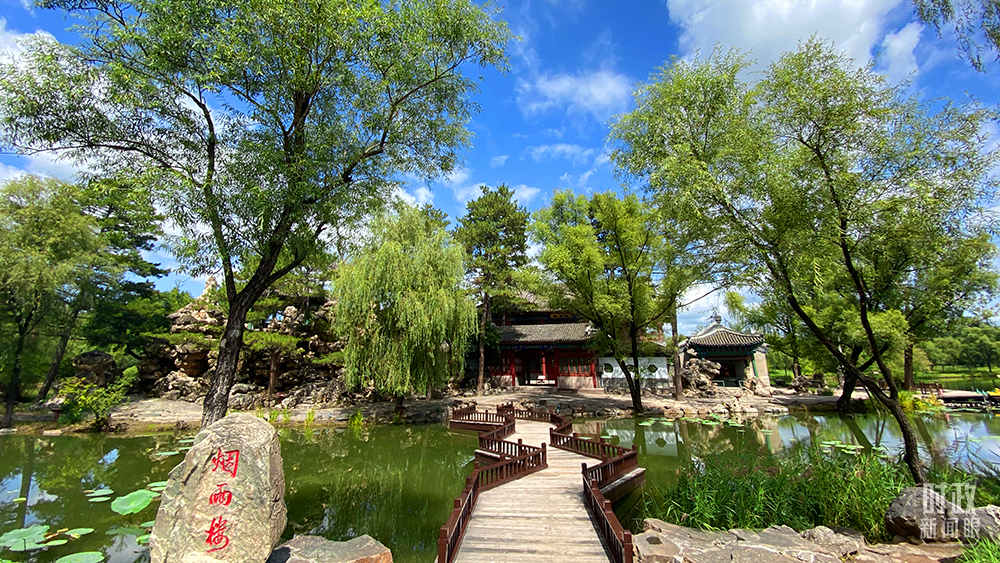 避暑山庄的烟雨楼(总台央视记者李辉拍摄)在避暑山庄周围,环列着12