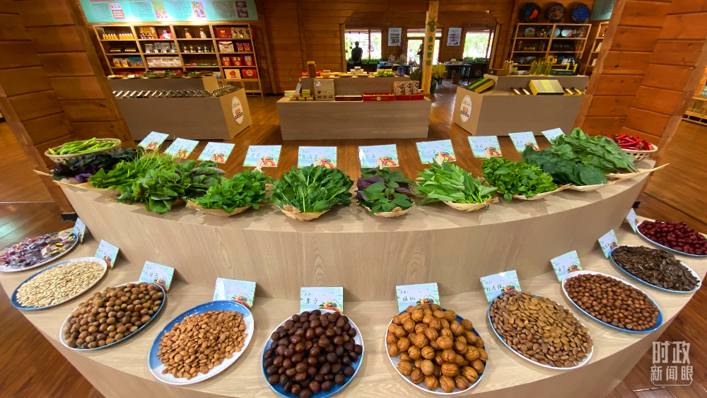 (总台央视记者李辉,范凯拍摄)68岁的霍金一家是有着11位家庭成员的大