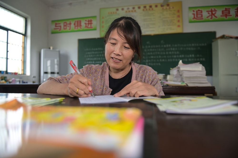 毕业的她回到家乡的张巷小学安徽省淮南市凤台县丁集镇张巷村人今年47