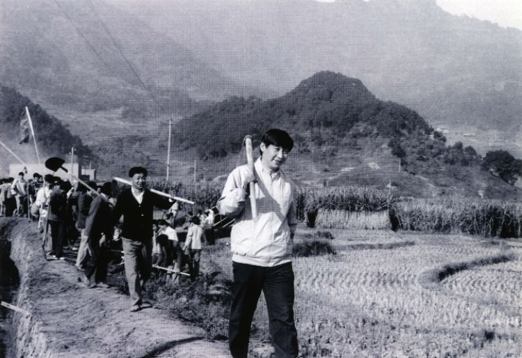 1989年12月2日,时任中共宁德地委书记的习近平带领地直机关千余名干部到宁德县南漈水利工地参加清沟排障修整水渠劳动。