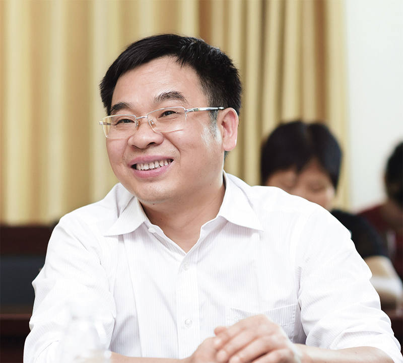 生毕业,1983年8月参加工作,1984年10月加入中国共产党,湖南省攸县人