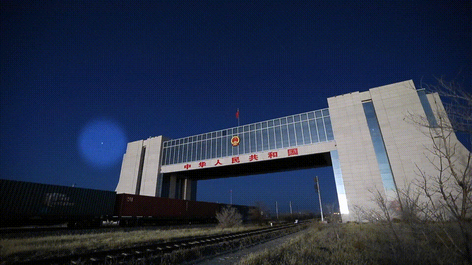 与此同时,在祖国东北部中俄边境线上的绥芬河公路口岸,移民管理警察