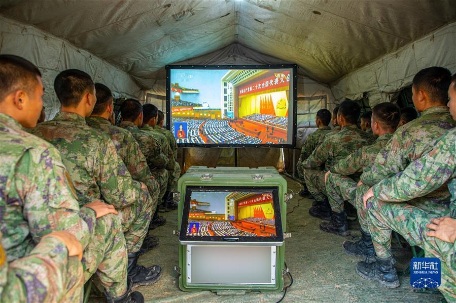 （二十大时光&middot;图文互动）（7）为如期实现建军一百年奋斗目标砥砺奋进&mdash;&mdash;全军官兵认真收听收看党的二十大开幕会并展开学习讨论