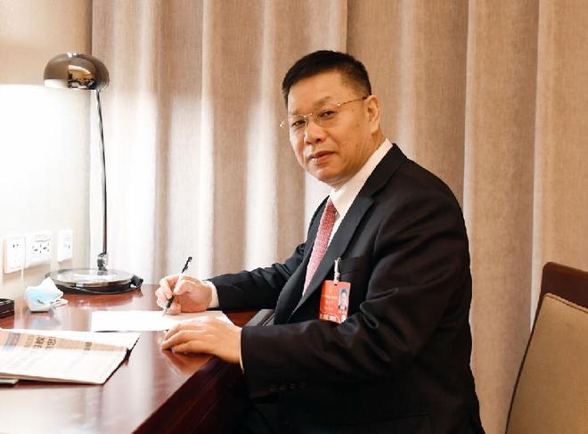 陈保华代表建议国家为养老服务立法提升老年生活品质