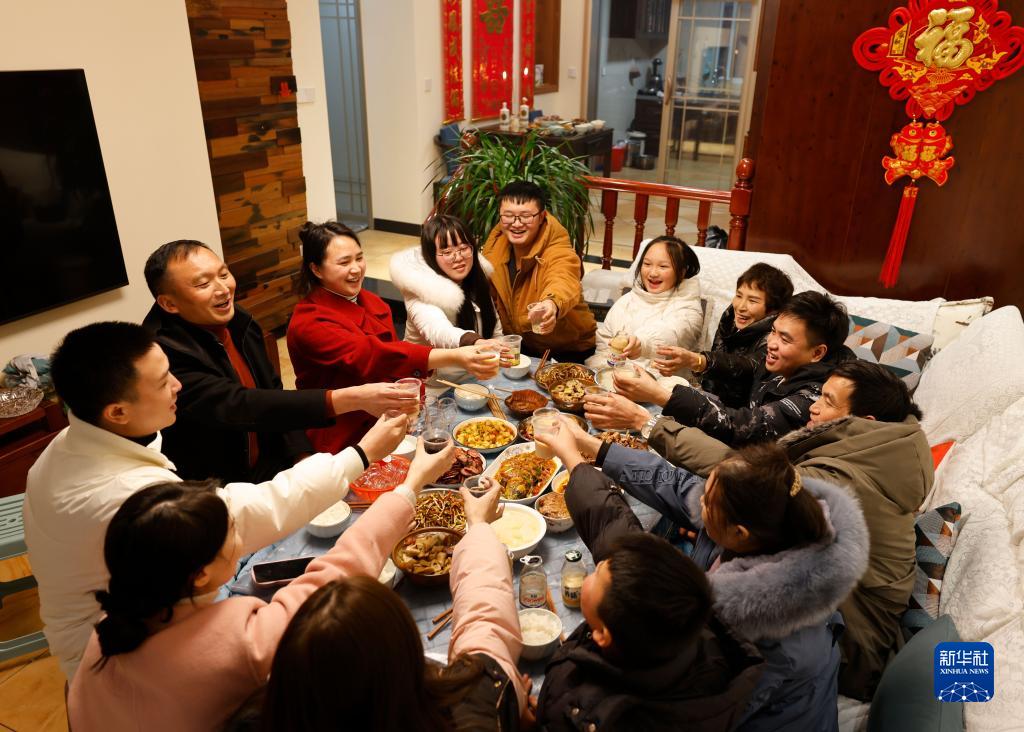 置办年货,吃年夜饭,祭祖,祈福,走亲戚……张钦伟此次回乡的"日程表"排