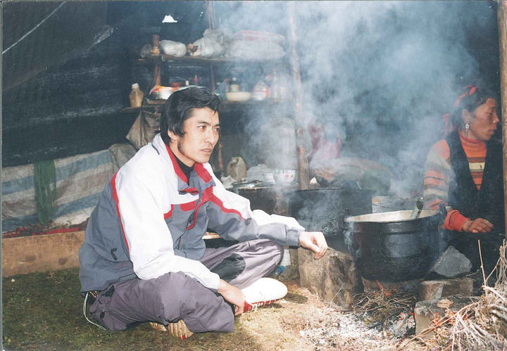 69692003年6月,刘洪在四川甘孜藏族自治州雅江县祝桑乡牧场与群众