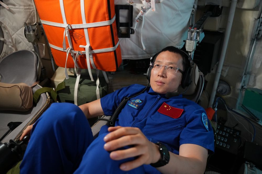 神二十一乘组航天员张洪章:带着自己实验飞天的载荷专家-新华网