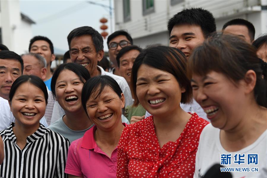 新华社记者 周密 摄"牵着总书记的手,很温暖"于都县梓山镇潭头村