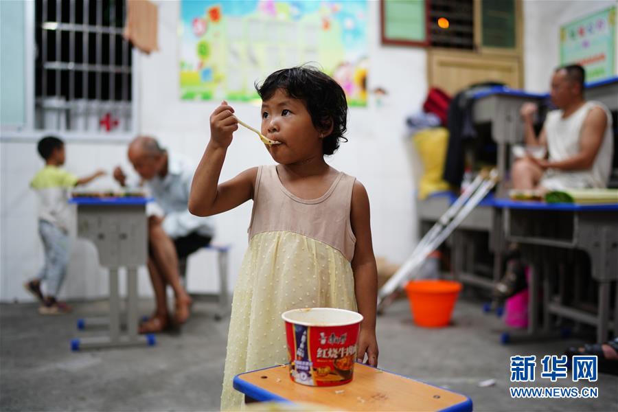 （在习近平新时代中国特色社会主义思想指引下&mdash;&mdash;新时代新作为新篇章&middot;习近平总书记关切事&middot;图文互动）（1）遮风雨 送安稳&mdash;&mdash;受灾群众转移安置中的暖心故事
