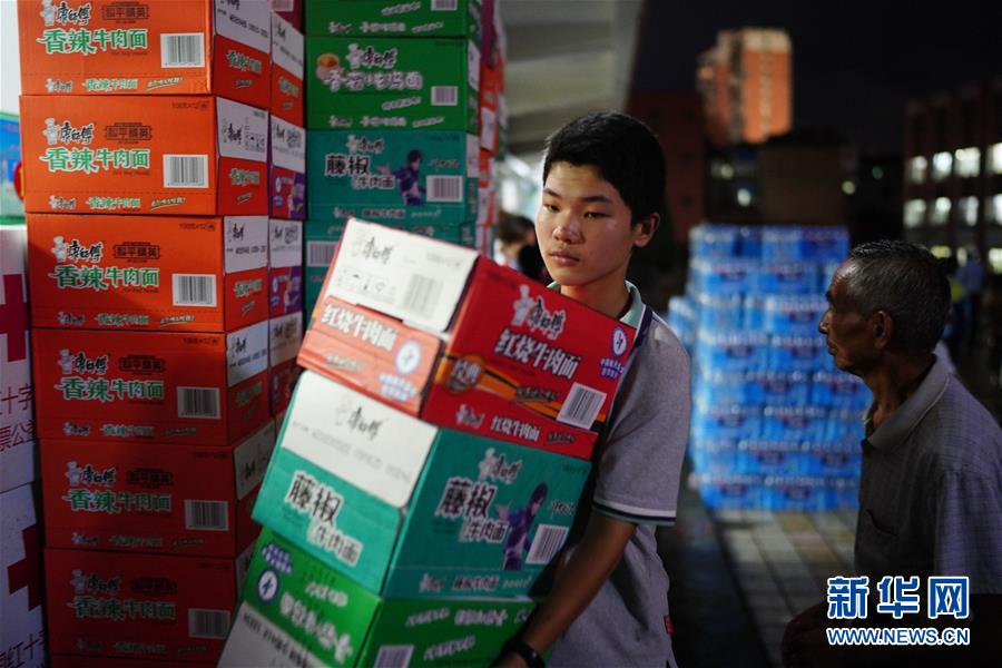 （在习近平新时代中国特色社会主义思想指引下&mdash;&mdash;新时代新作为新篇章&middot;习近平总书记关切事&middot;图文互动）（2）遮风雨 送安稳&mdash;&mdash;受灾群众转移安置中的暖心故事