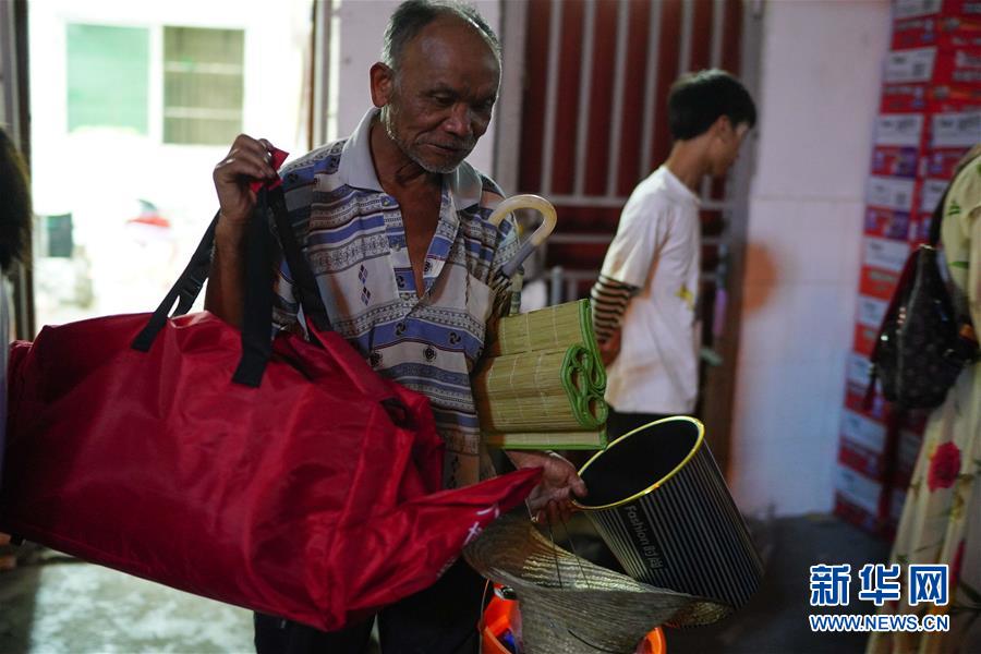 （在习近平新时代中国特色社会主义思想指引下&mdash;&mdash;新时代新作为新篇章&middot;习近平总书记关切事&middot;图文互动）（3）遮风雨 送安稳&mdash;&mdash;受灾群众转移安置中的暖心故事