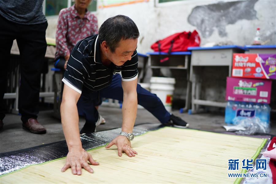 （在习近平新时代中国特色社会主义思想指引下&mdash;&mdash;新时代新作为新篇章&middot;习近平总书记关切事&middot;图文互动）（4）遮风雨 送安稳&mdash;&mdash;受灾群众转移安置中的暖心故事