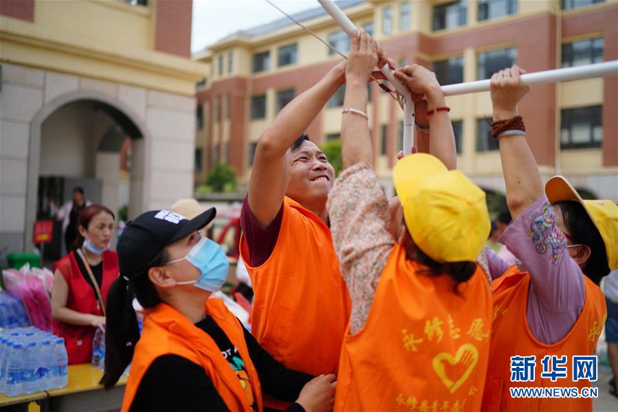 （在习近平新时代中国特色社会主义思想指引下&mdash;&mdash;新时代新作为新篇章&middot;习近平总书记关切事&middot;图文互动）（5）遮风雨 送安稳&mdash;&mdash;受灾群众转移安置中的暖心故事